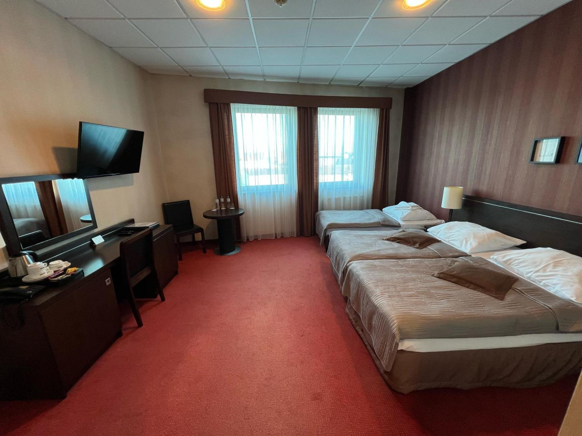 מיקולוב Hotel Pik מראה חיצוני תמונה