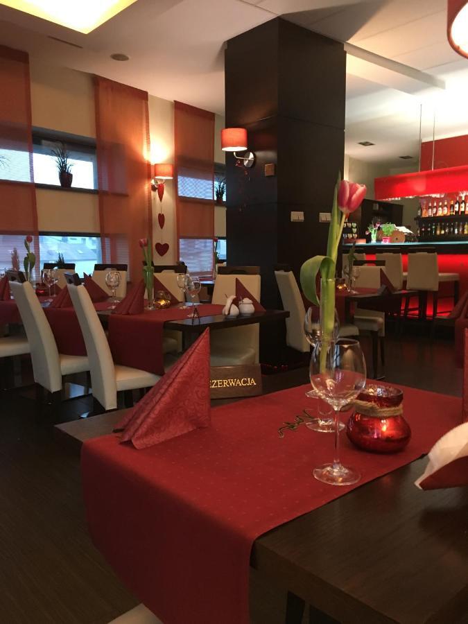 מיקולוב Hotel Pik מראה חיצוני תמונה